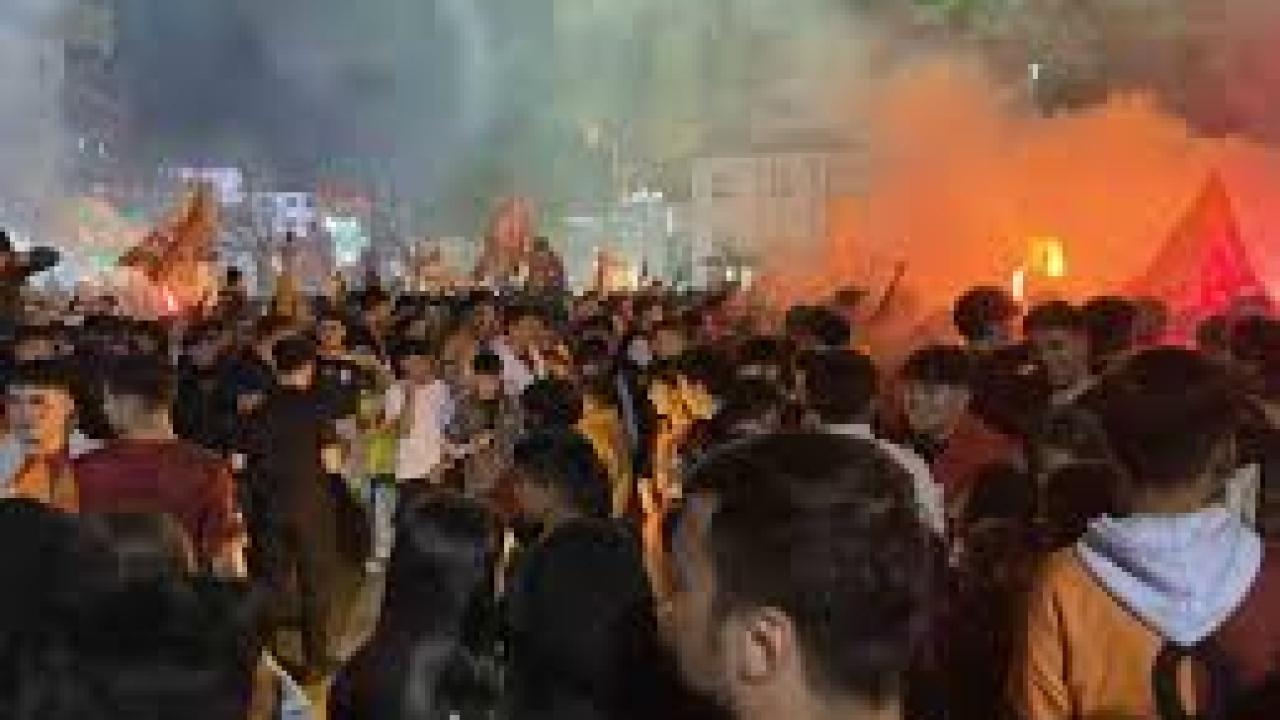 Galatasaray taraftarı şampiyonluğu sokaklarda kutladı