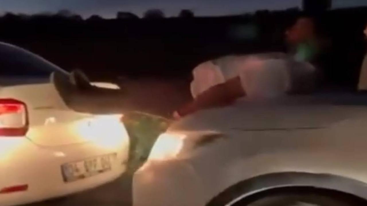 Halat bulamayınca iki aracın arasına insan koydular