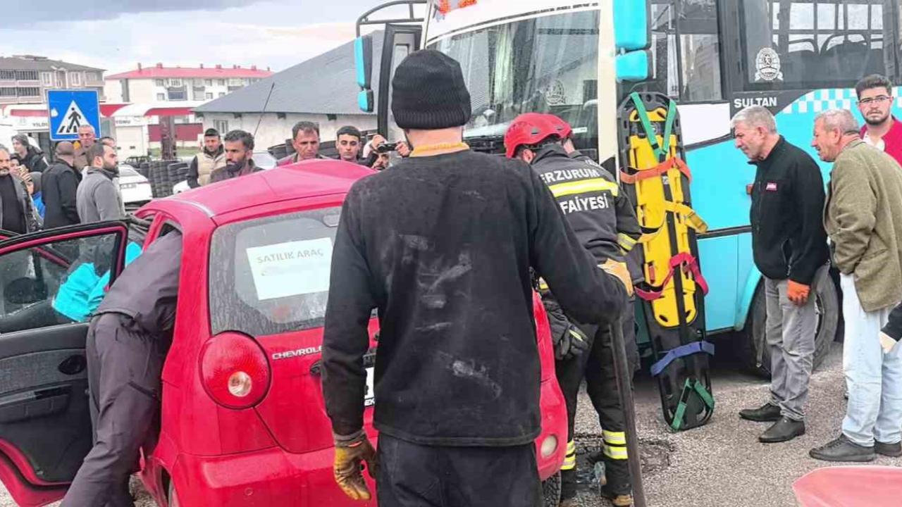 Halk otobüsü ile otomobil çarpıştı: 4 yaralı