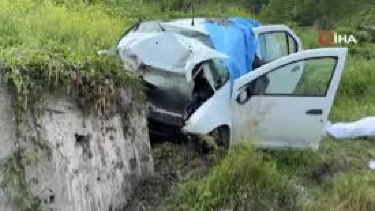 İstinat duvarına çarpan otomobildeki 3 kişi öldü, 1 kişi ağır yaralandı