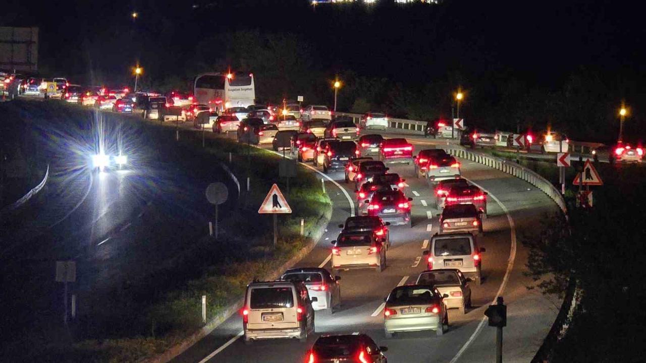 Kemikli rampalarında bayram dönüşü yoğunluğu gece de sürdü