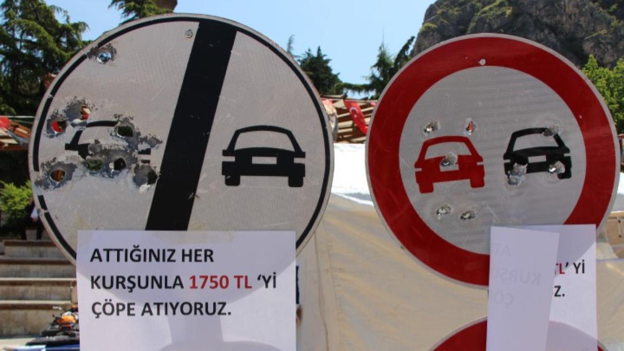 Magandaların hedef tahtası trafik levhaları sergilendi: Yenilenme bedeli 5 bin TL’yi buluyor