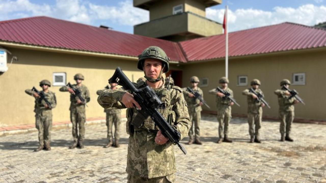 Mehmetçik sınır hattında bayramlaştı