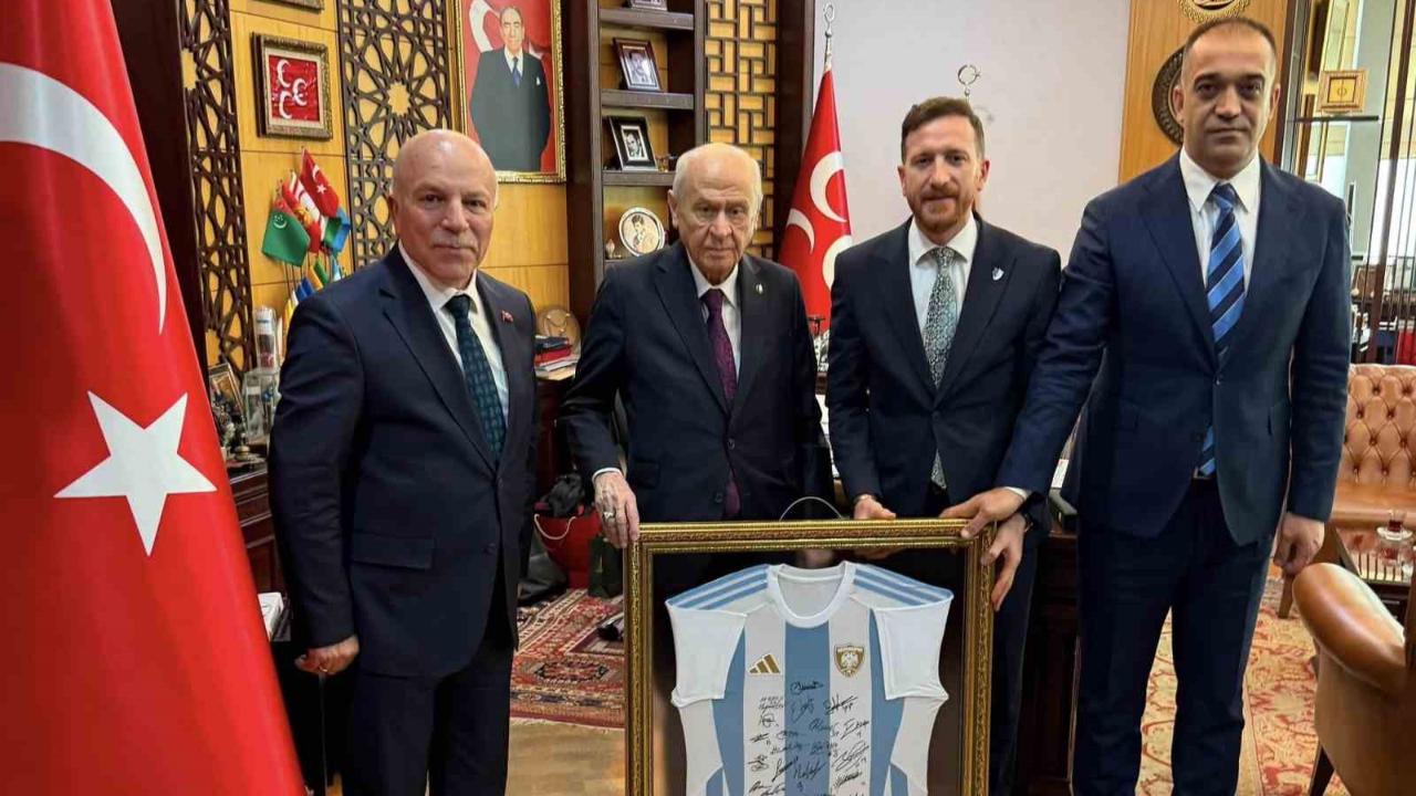 MHP lideri Bahçeli’ye Erzurumspor forması takdim edildi