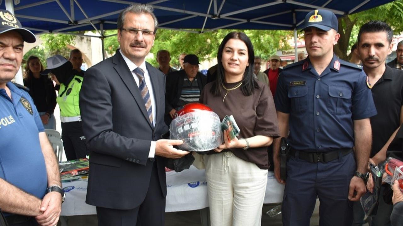 Motosiklet sürücülerine kask dağıtıldı