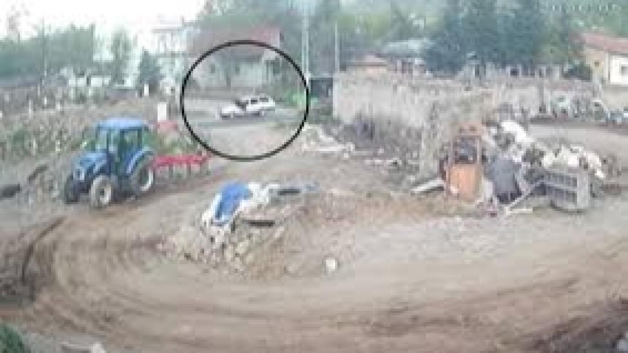 Otobüsten indi, otomobil çarptı