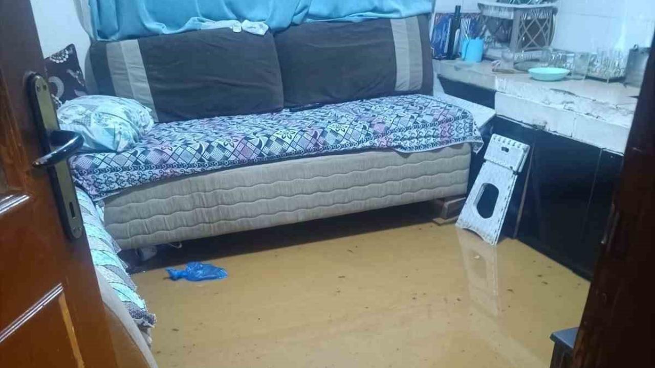 Sağanak yağış sebebiyle evleri su bastı