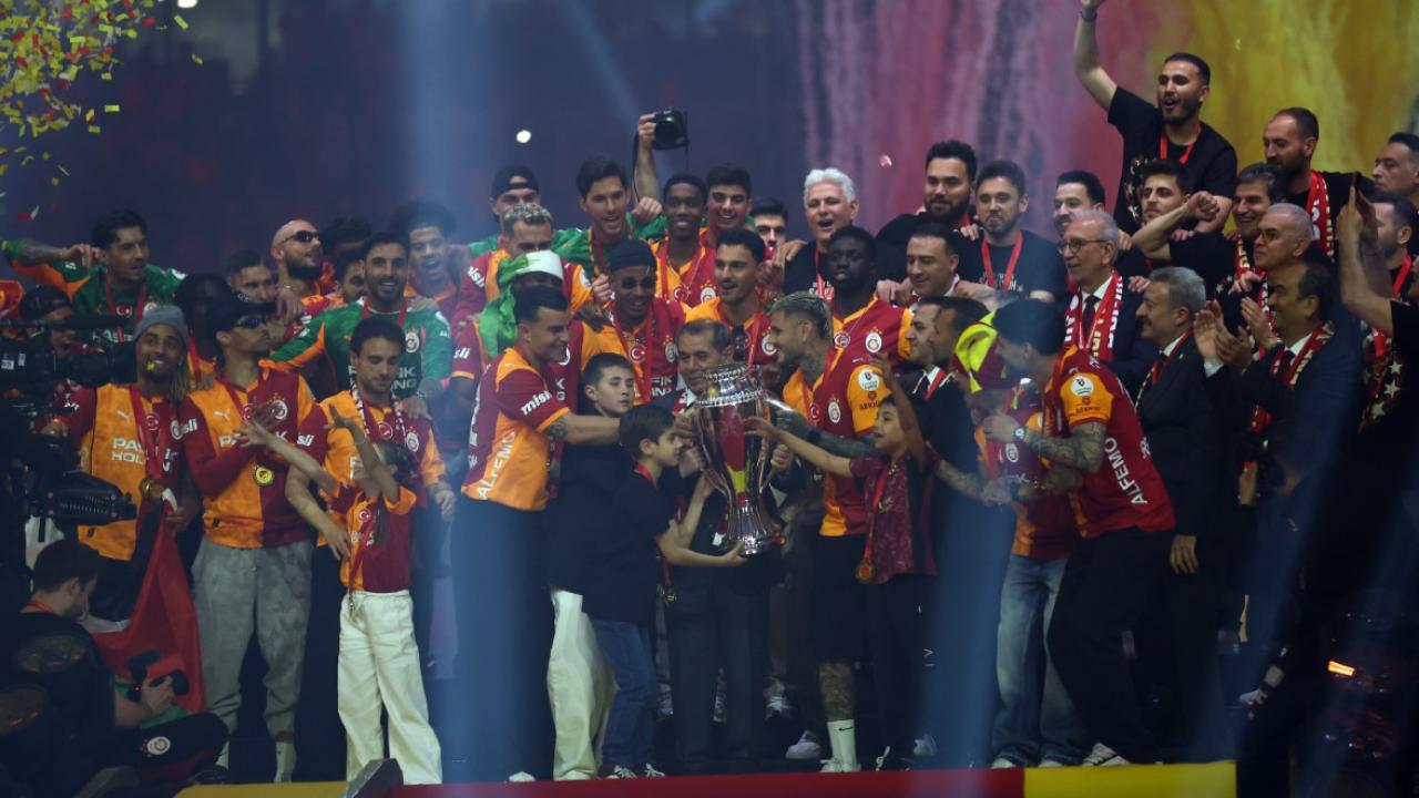 Şampiyon Galatasaray kupasını aldı