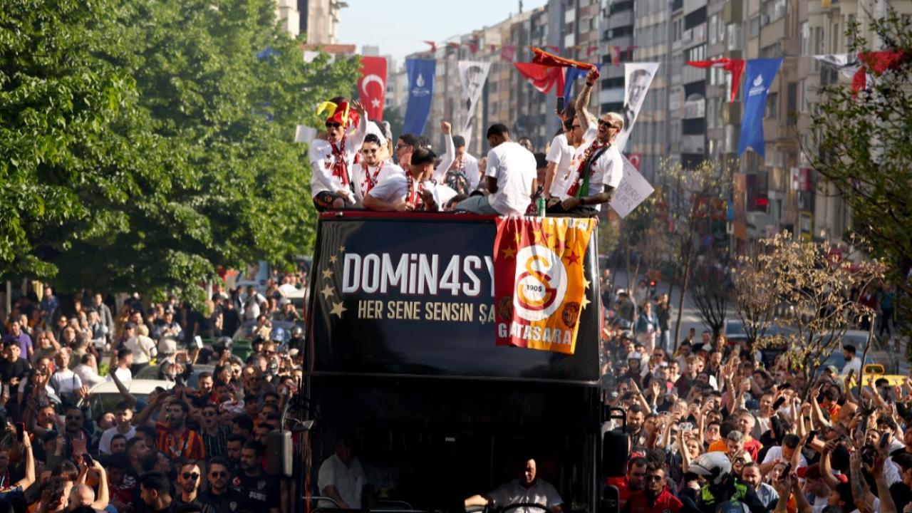 Şampiyon Galatasaray üstü açık otobüsle şehir turu attı