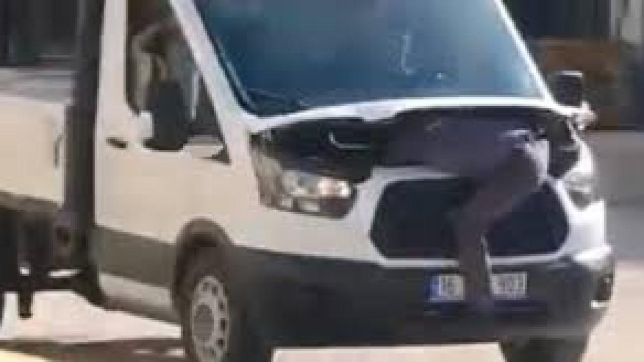 Seyir halindeki kamyonetin motorunu açıp arızayı tespit etmeye çalıştı