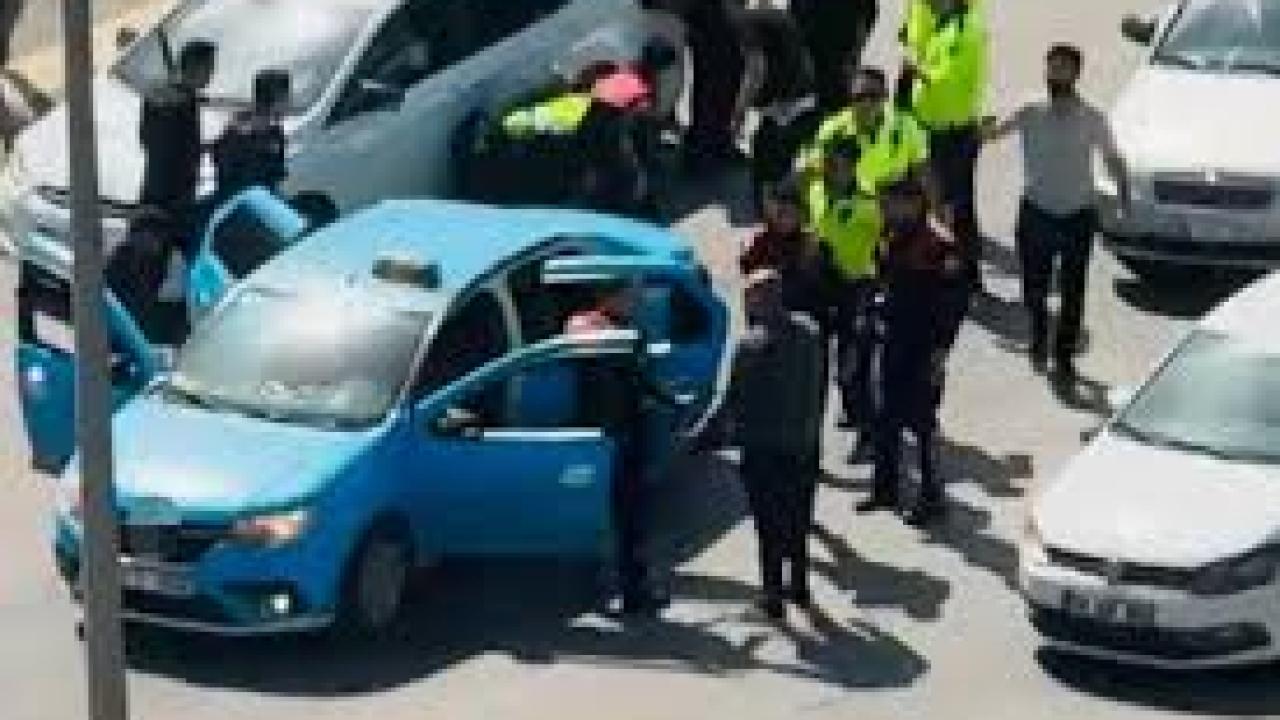 Taksiciyi rehin alıp, polisle çatışan şahıs yaşanan kovalamaca sonucu yakalandı