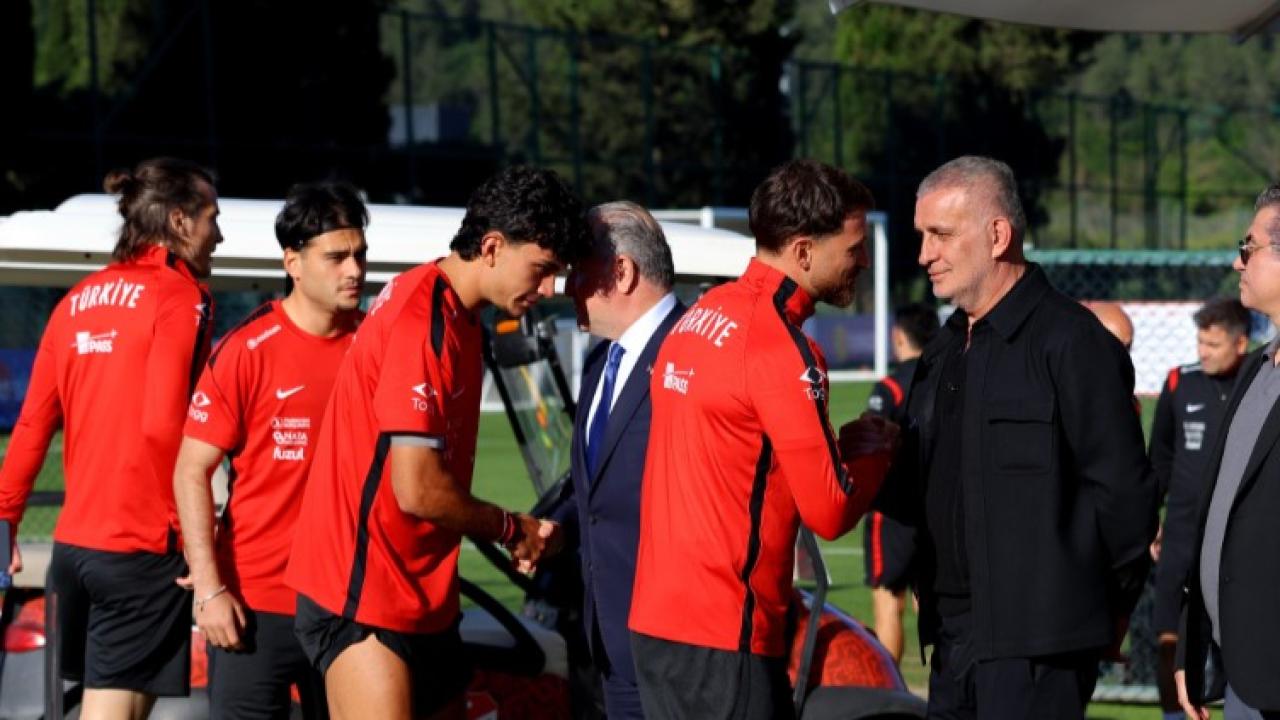 TFF Başkanı İbrahim Hacıosmanoğlu, A Milli Futbol Takımı'nın antrenmanında basın mensuplarının sorularını yanıtladı.