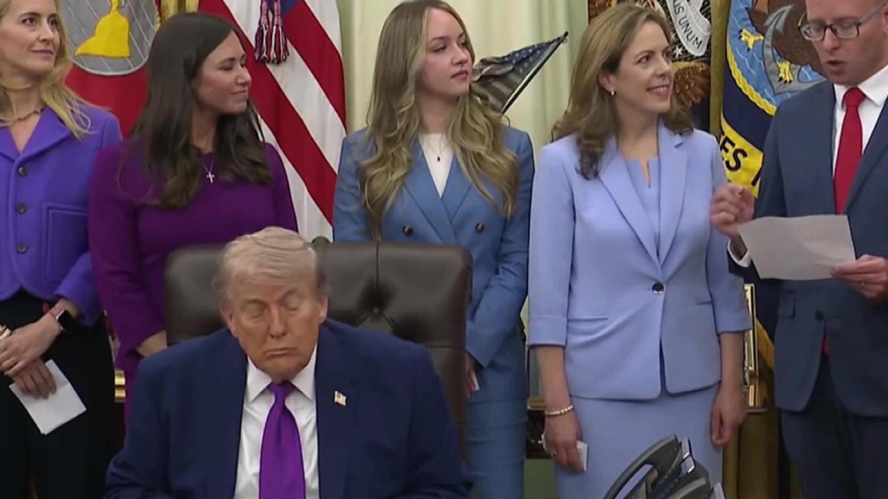 Trump, Oval Ofis’teki etkinlik sırasında uyukladı