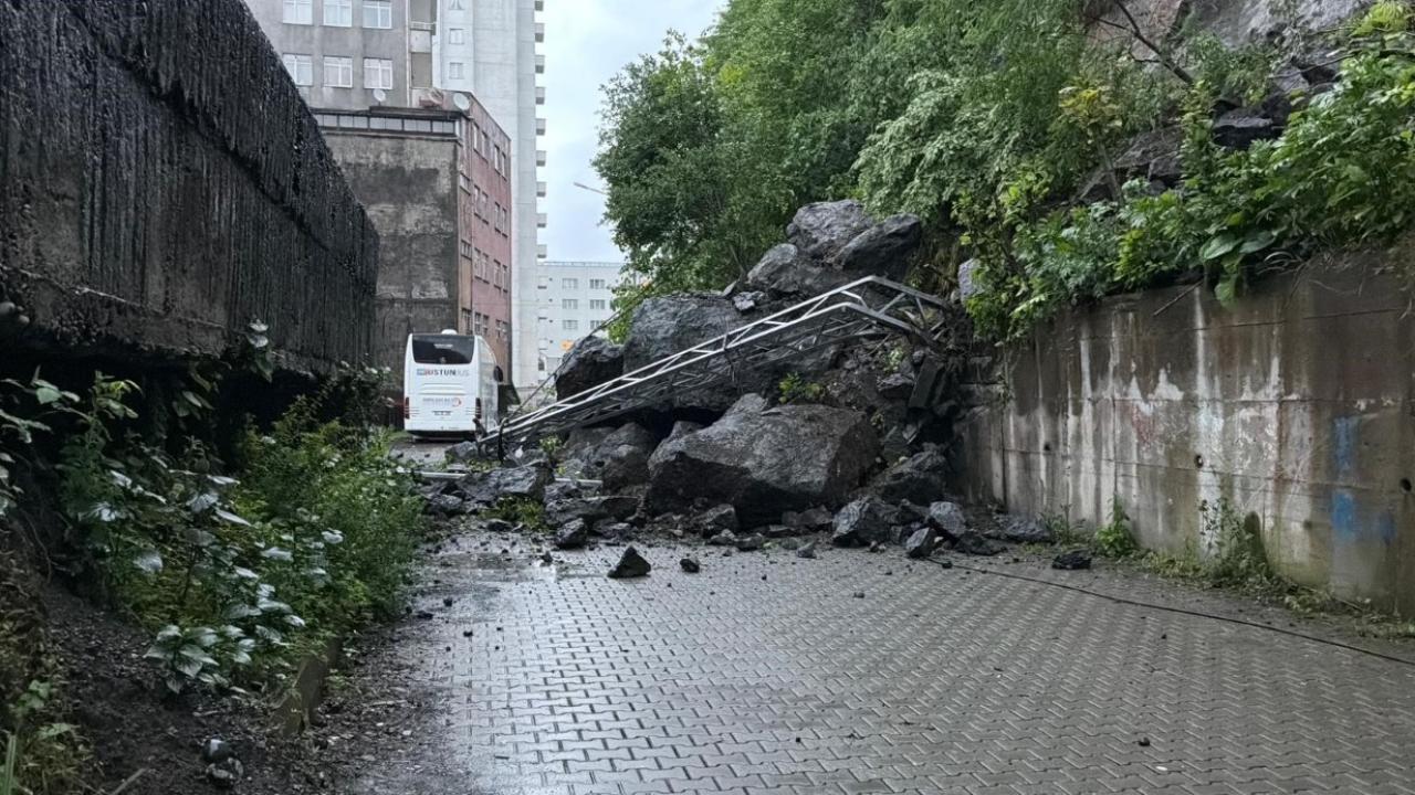 Yağış sonrası heyelan: Dev kayalar yolu kapattı