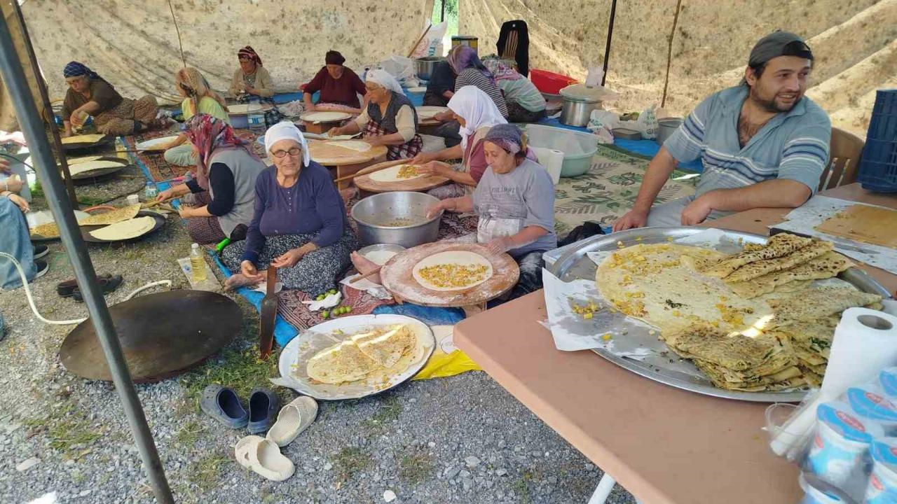 Yunus Pınarı Mezarlığında geleneksel bayram buluşması