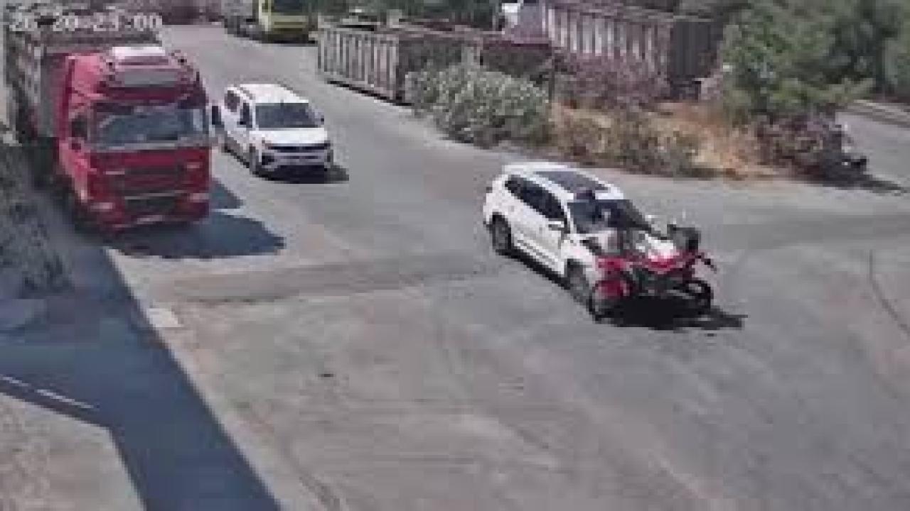 15 yaşındaki çocuğun kullandığı otomobil motosiklete çarptı