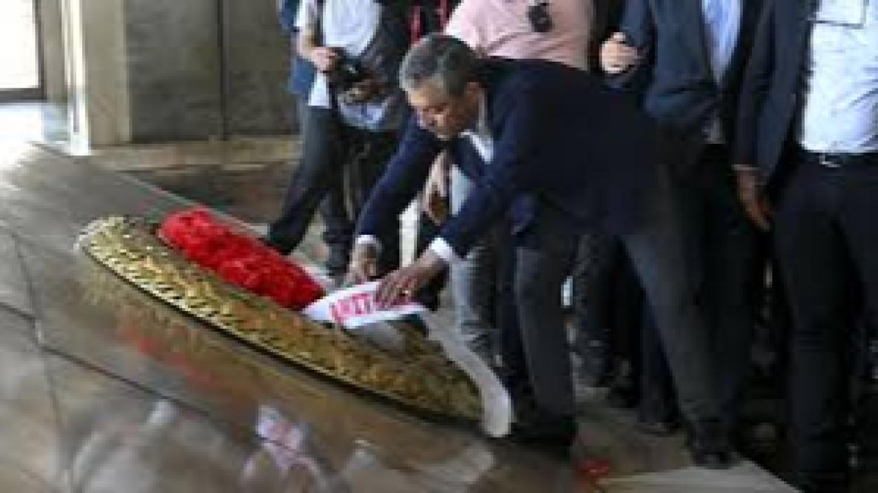 Anıtkabir’de çelenk krizi: Özgür Özel ile asker arasında gerginlik