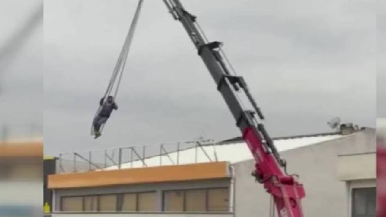 Ankara’da bir kişi vinçte sallandı