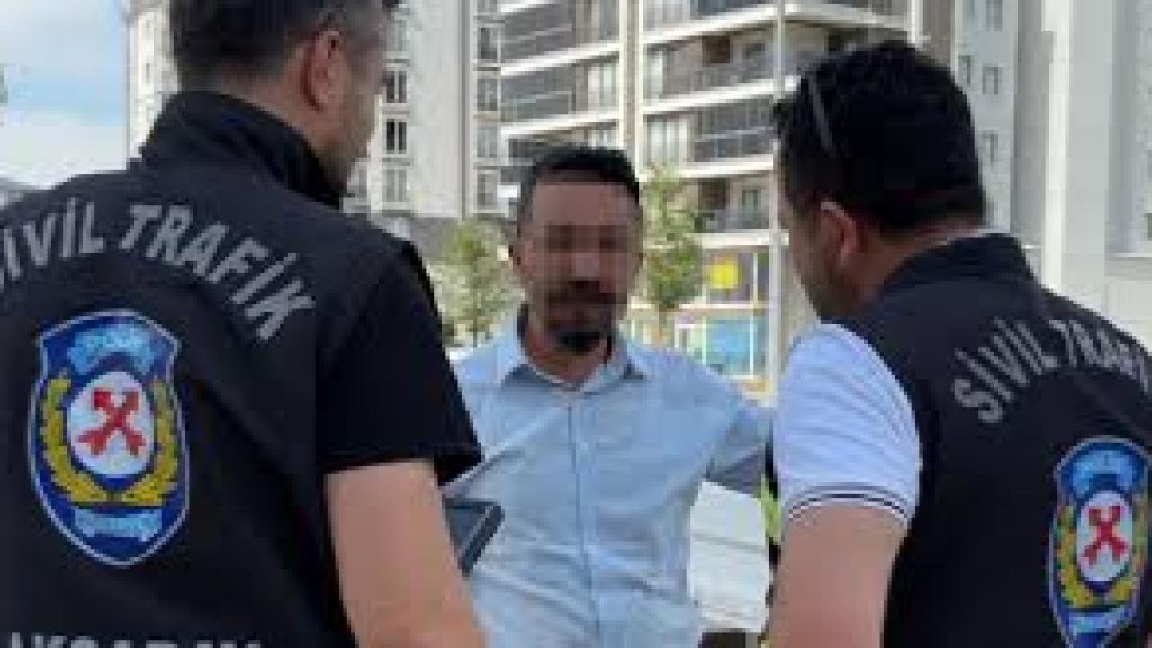 Aracına sahte plaka taktı, yakalanınca "işimiz acildi" dedi