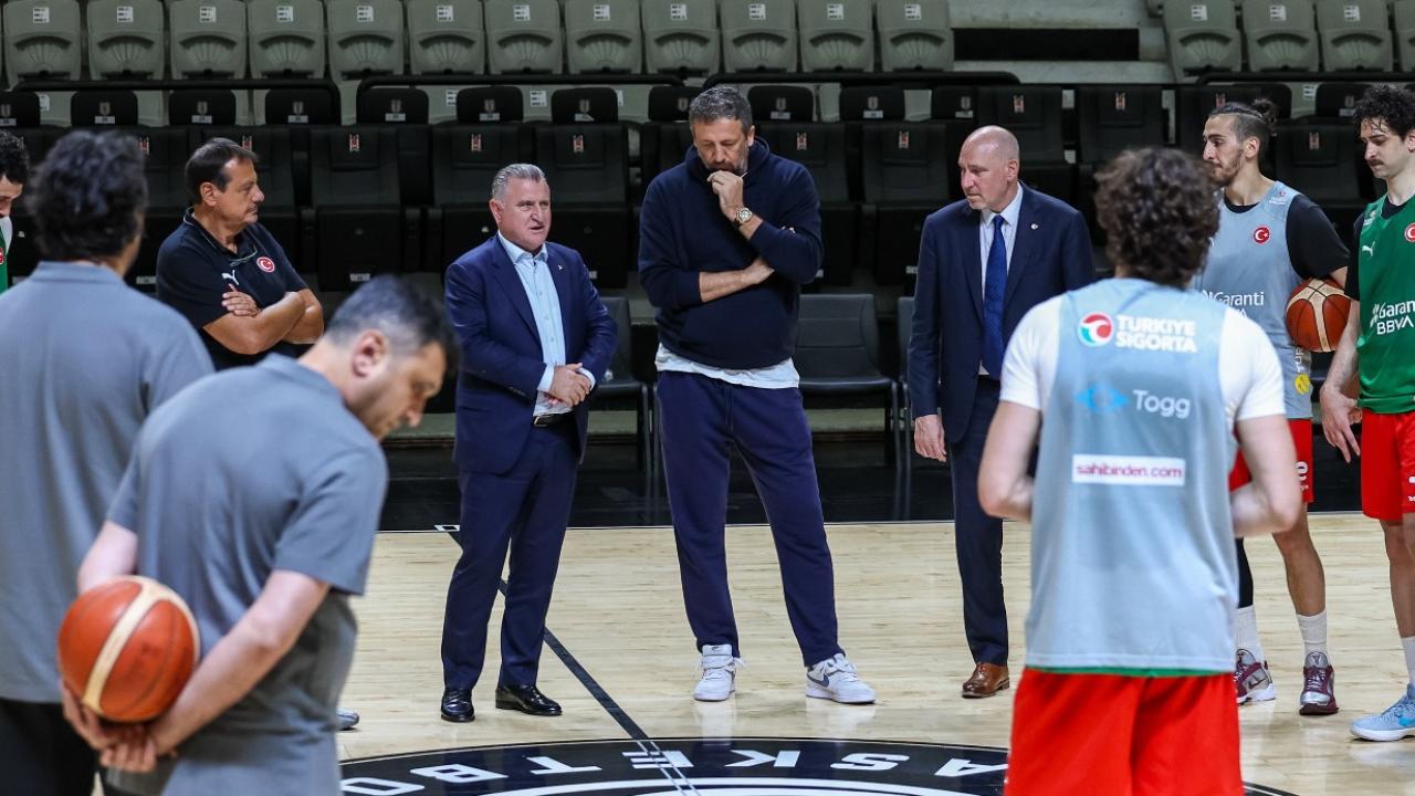 Bakan Bak, A Milli Basketbol Takımı’nın antrenmanını takip etti