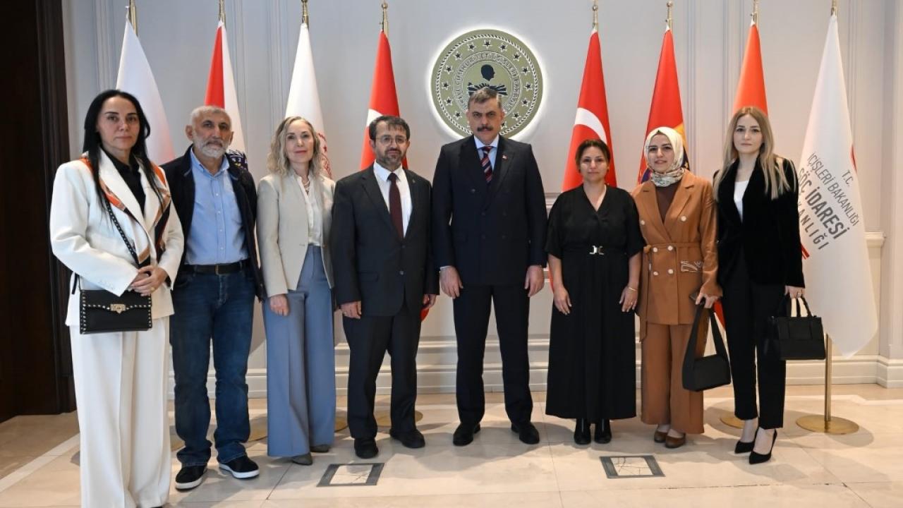 Bakan Çiftçi: "Yıl başına kadar sokak köpeklerinin hepsini barınaklara toplatacağım"