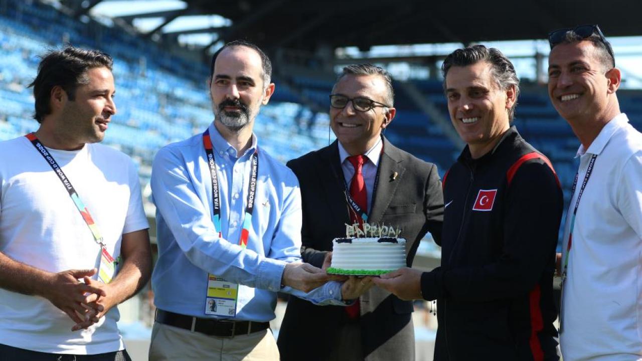 Basın mensuplarından Montella'ya doğum günü sürprizi
