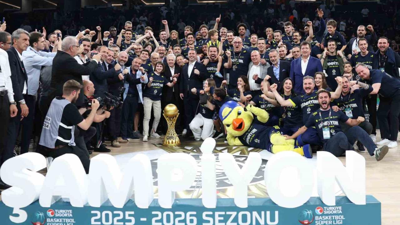 Basketbol Süper Ligi’nde şampiyon Fenerbahçe Beko kupasını aldı