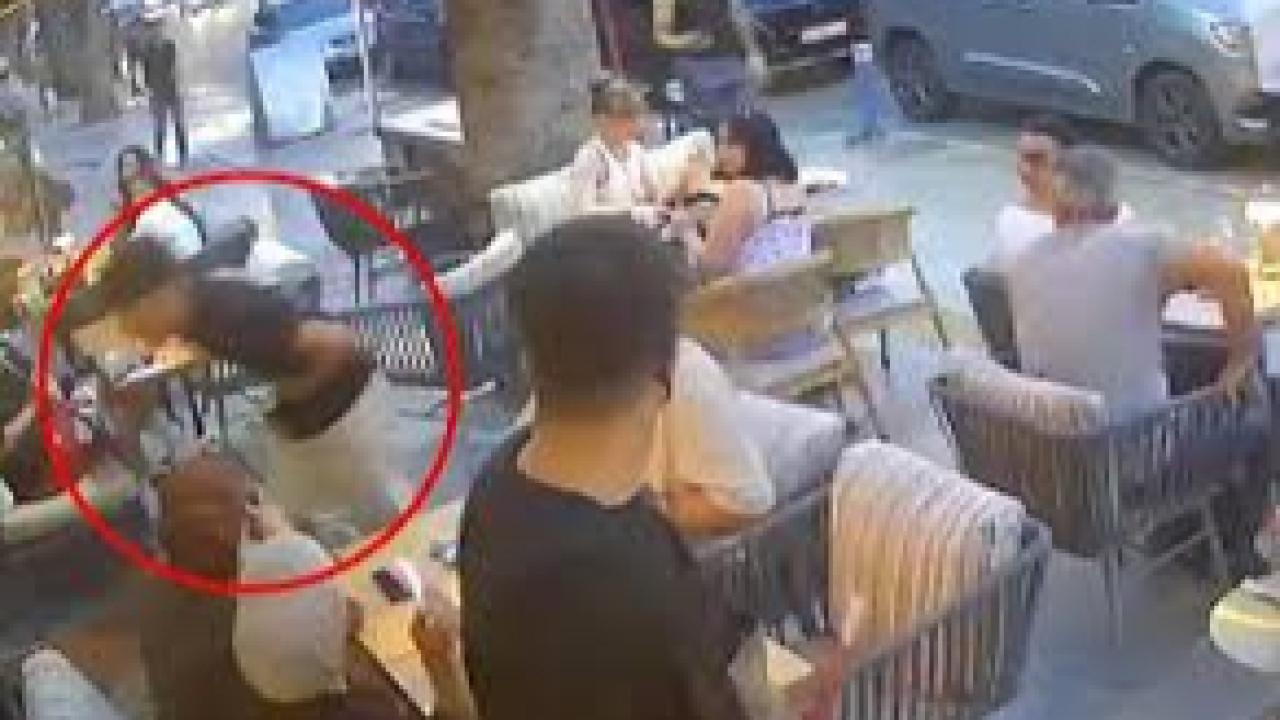 Bıçaklanarak öldürülen 15 yaşındaki Erdem, yaralı halde kafeye böyle sığınmış