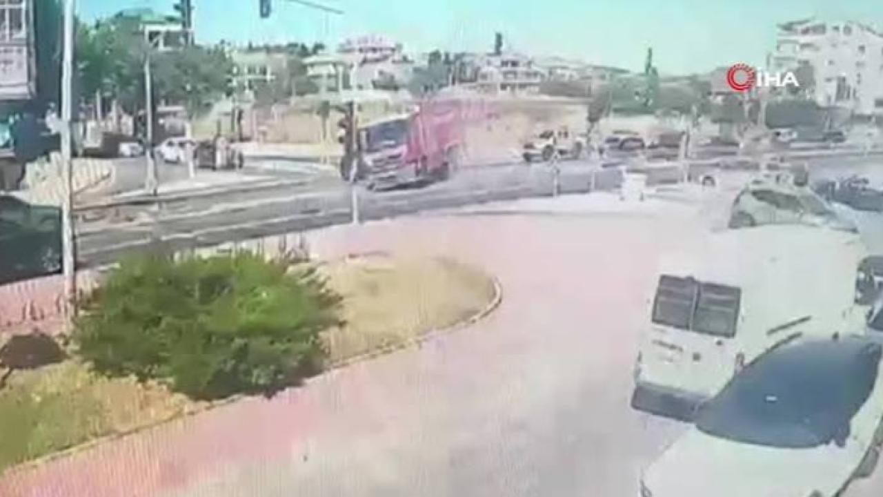 Büyükçekmece E-5’te itfaiye aracının devrilme anı kamerada