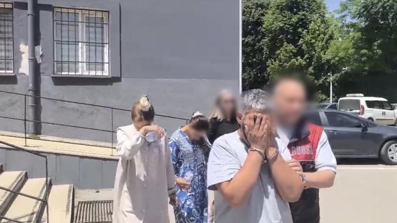 Çaldıkları çelik kasayla yakalandılar
