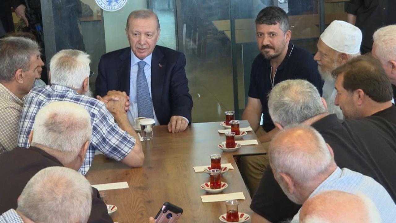 Cumhurbaşkanı Erdoğan Beyoğlu’nda vatandaşlarla buluştu