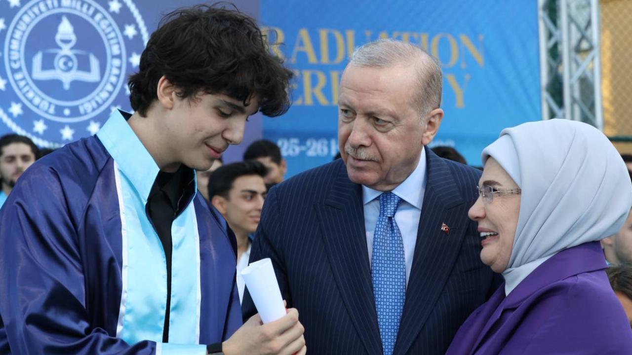 Cumhurbaşkanı Erdoğan, torunu Ömer Tayyip Erdoğan’a diplomasını takdim etti