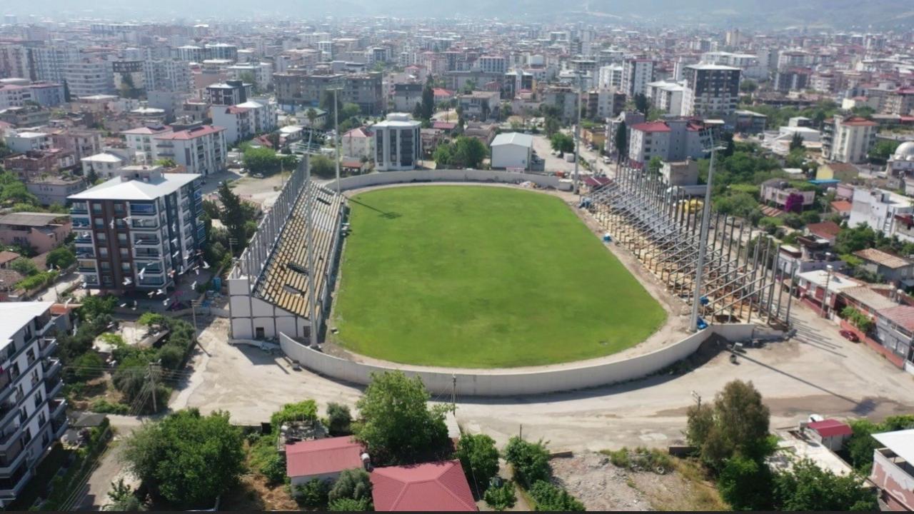Depremde hasar alan 7 Ocak Stadyumu, yeniden yükseliyor