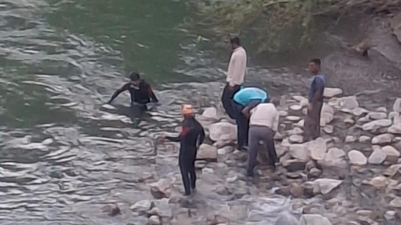Dereye giren 3 kardeşten biri hayatını kaybetti, diğerini ise baba kurtardı