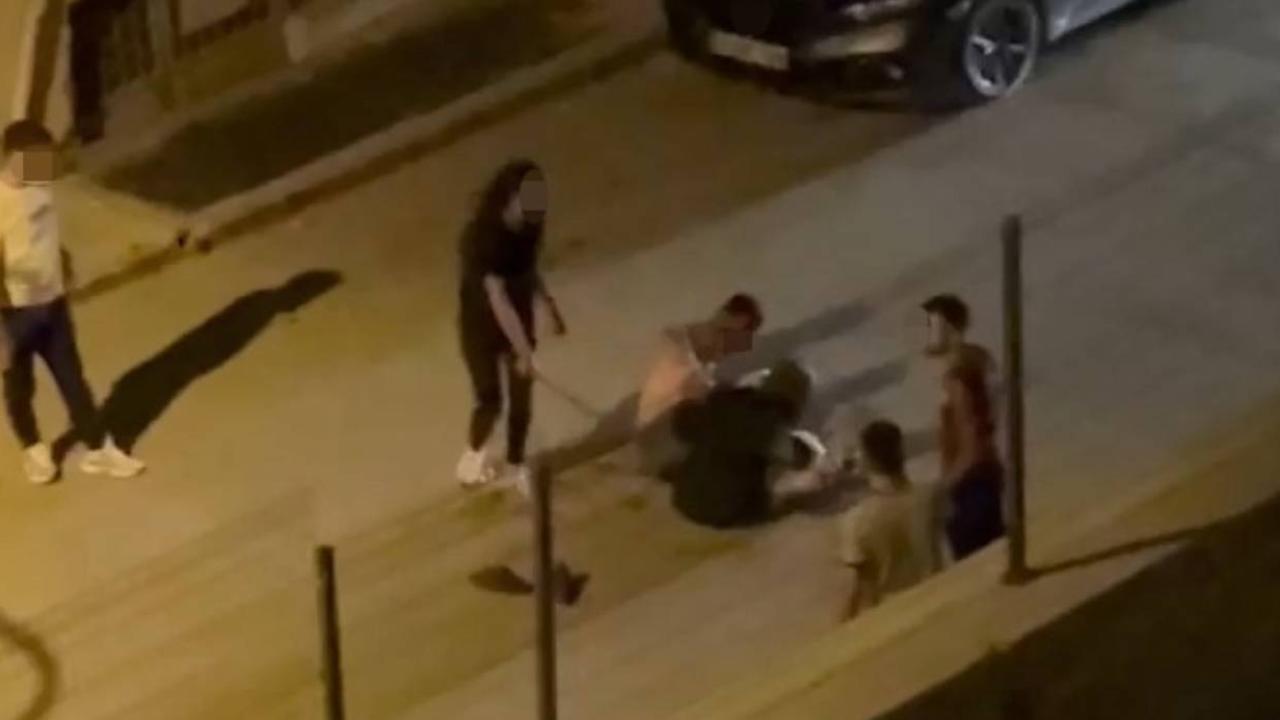 Elazığ’da iki kadın ile bir şahsın sokak ortasındaki kavgası kamerada