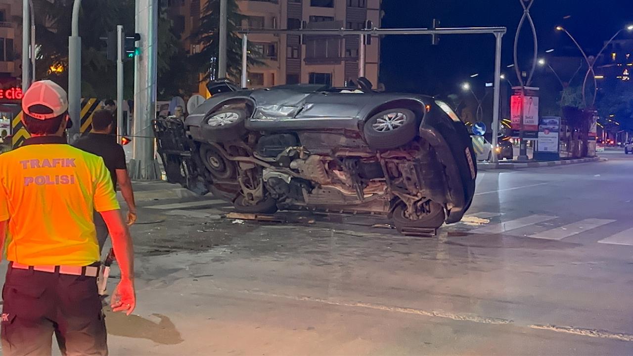 Elazığ’da otomobille çarpışan araç yan yattı: 11 yaralı