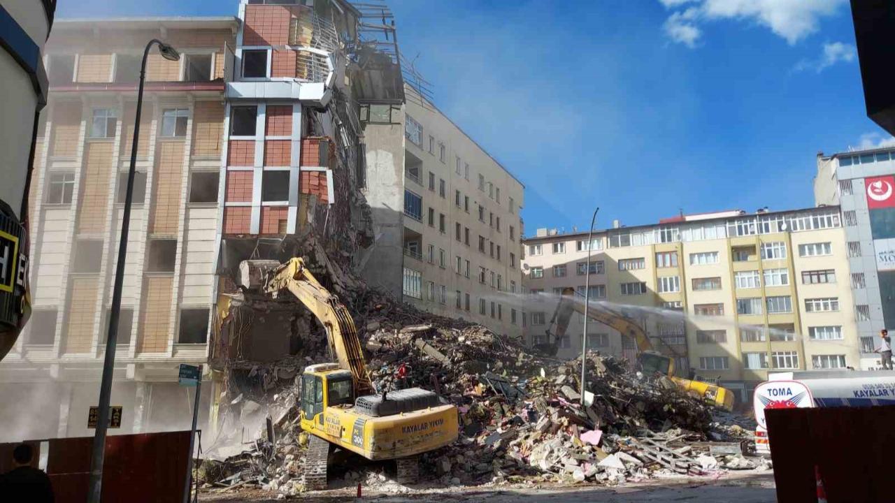 Erzurum’da kontrollü yıkımda korkutan anlar