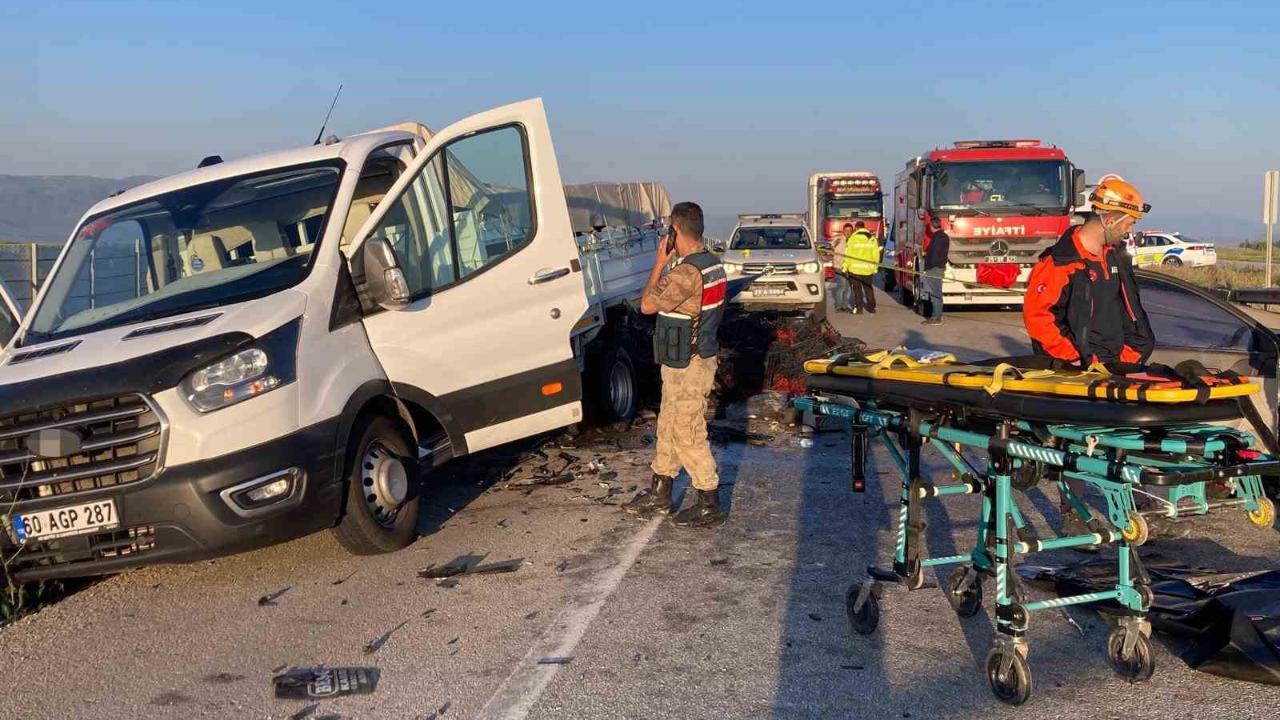Erzurum’da otomobil kamyonete çarptı: 3 ölü, 3 yaralı