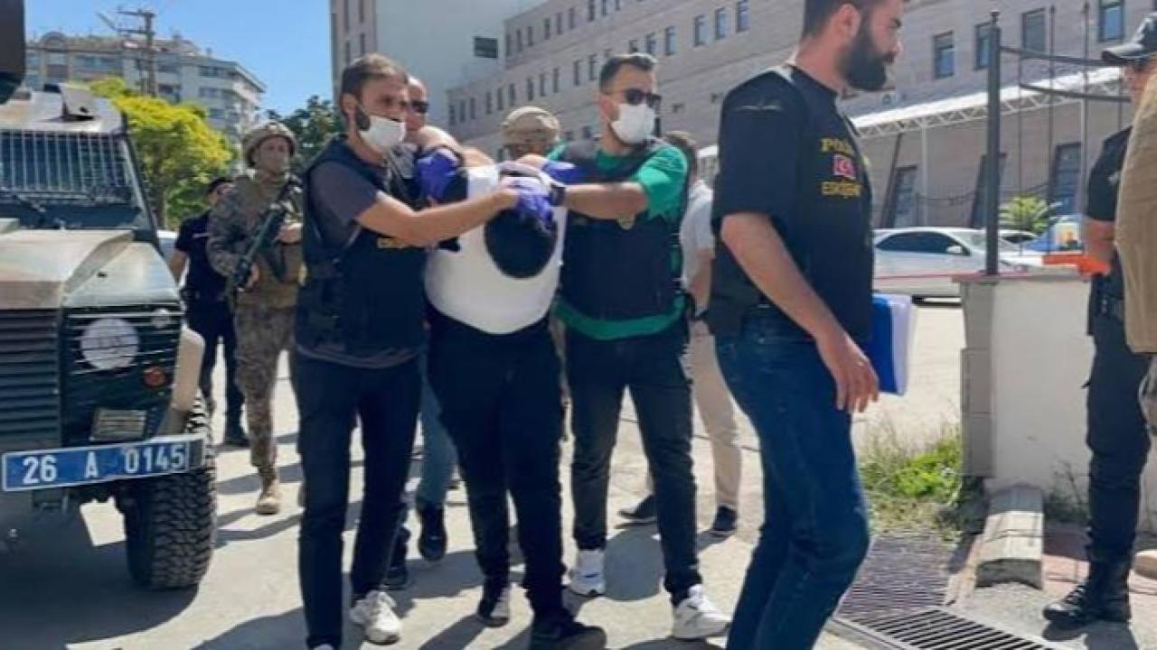 Eskişehir’de neo-nazi sembolü olan hücum yeleği ile 5 kişiyi bıçaklayan saldırgan hayatını kaybetti