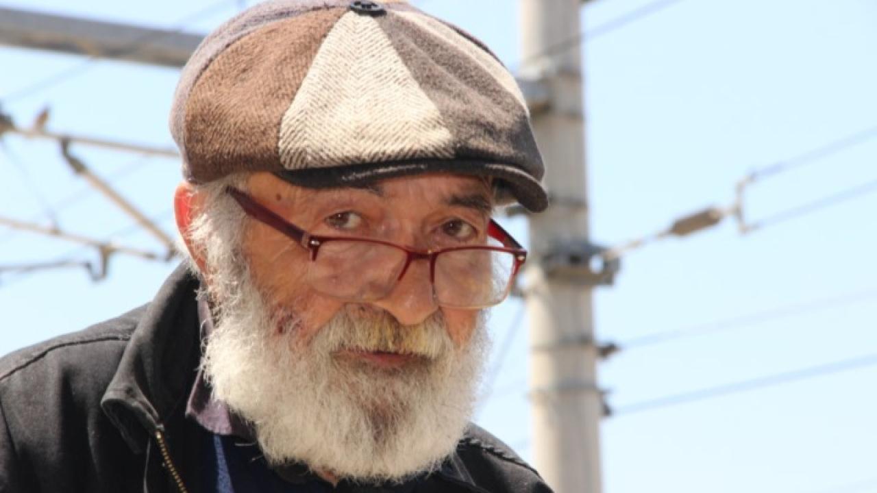 Evsiz kaldı trenler evi oldu