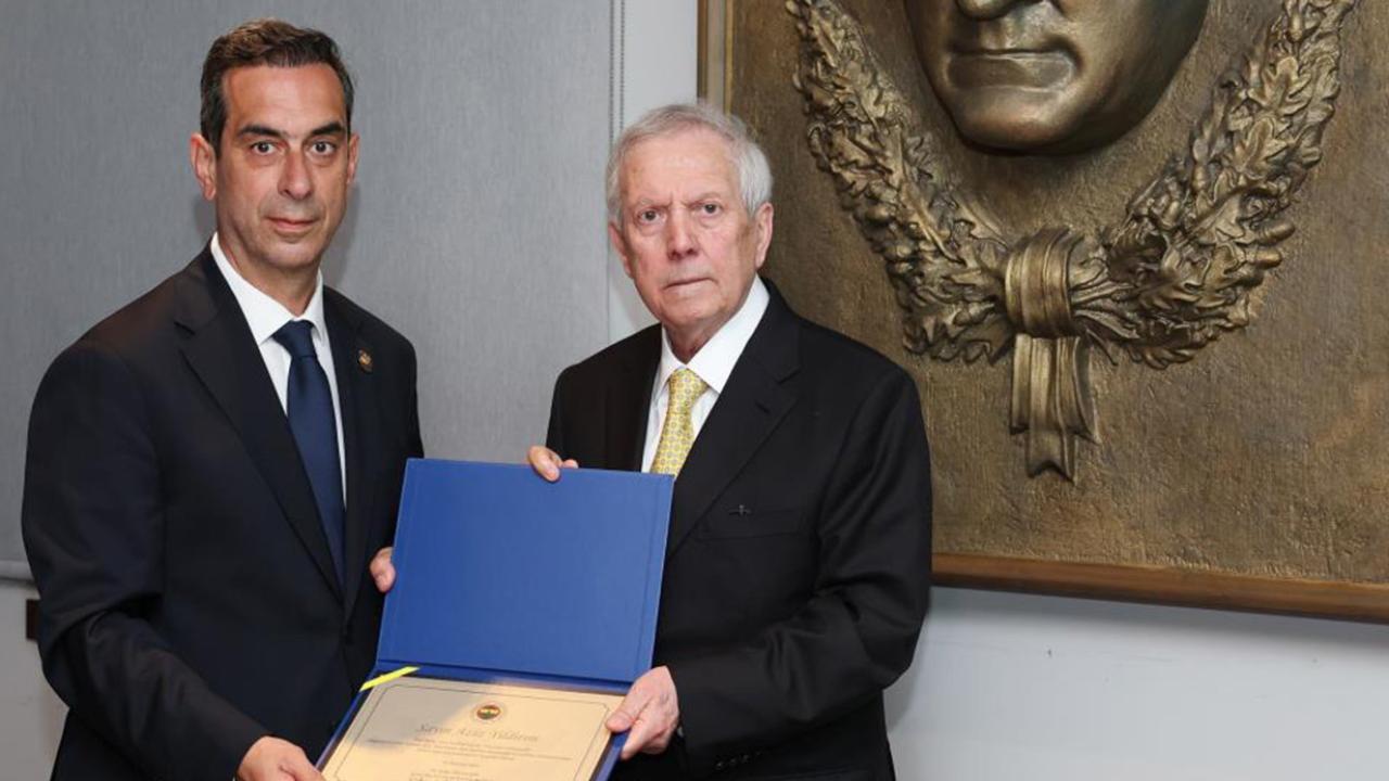 Fenerbahçe Başkanı Aziz Yıldırım mazbatasını aldı
