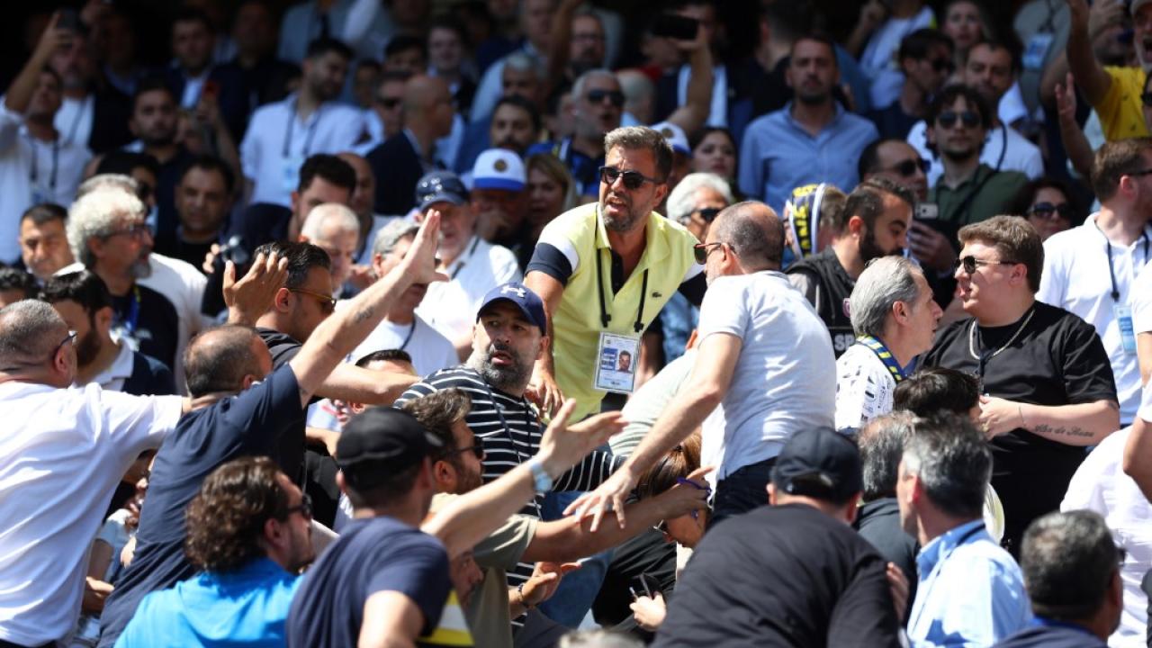 Fenerbahçe’de olağanüstü seçimli genel kurul gergin başladı