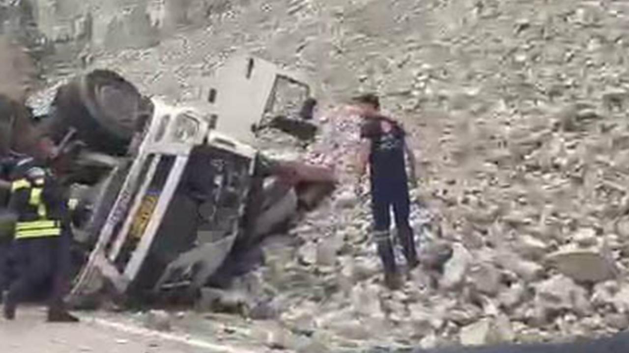 Freni patlayan tırdan atlayan sürücü öldü, 2 kişi yaralandı