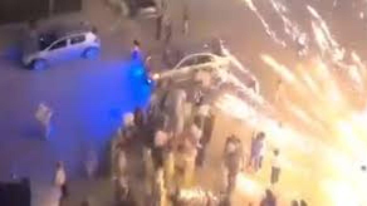 Havai fişek kalabalığın üzerine patladı