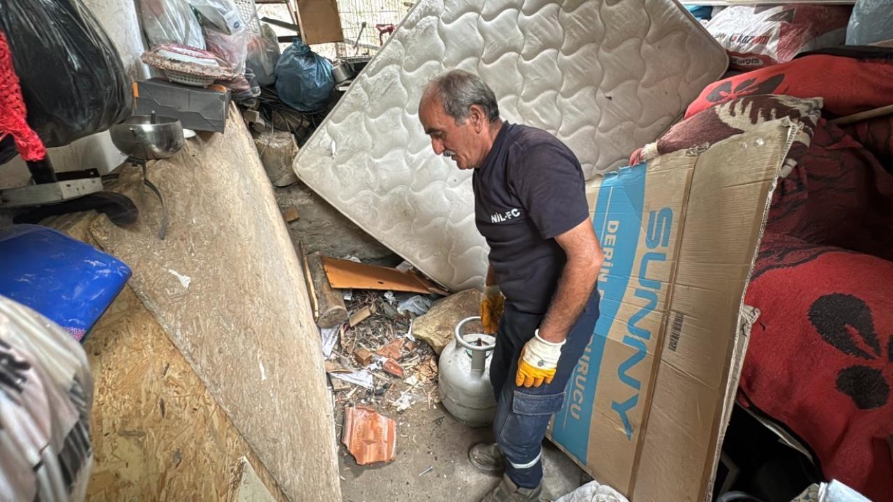 Heyelanda kaya parçalarının isabet ettiği ev hasar gördü