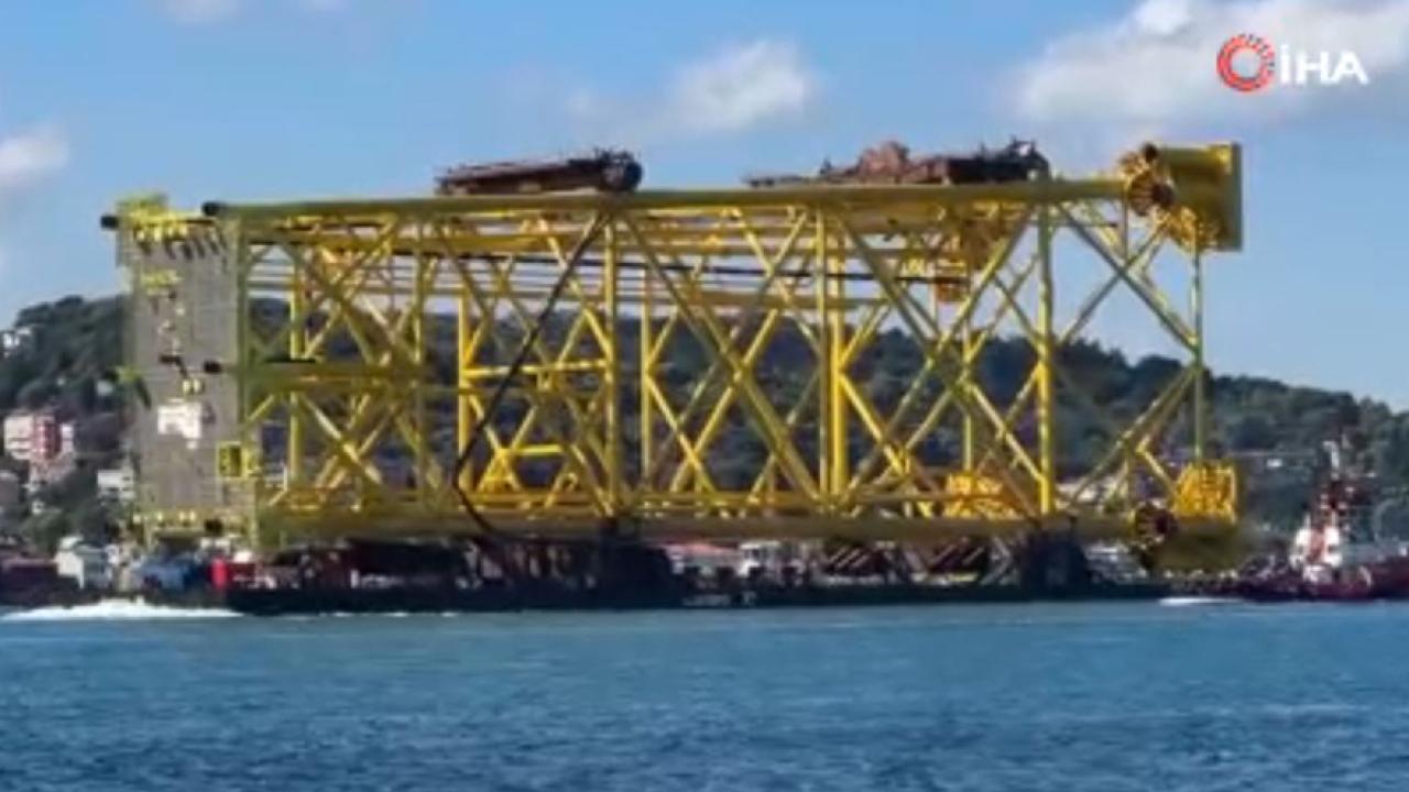 İstanbul Boğazı’ndan 350 metrelik sondaj platform iskelesi geçiş yapıyor