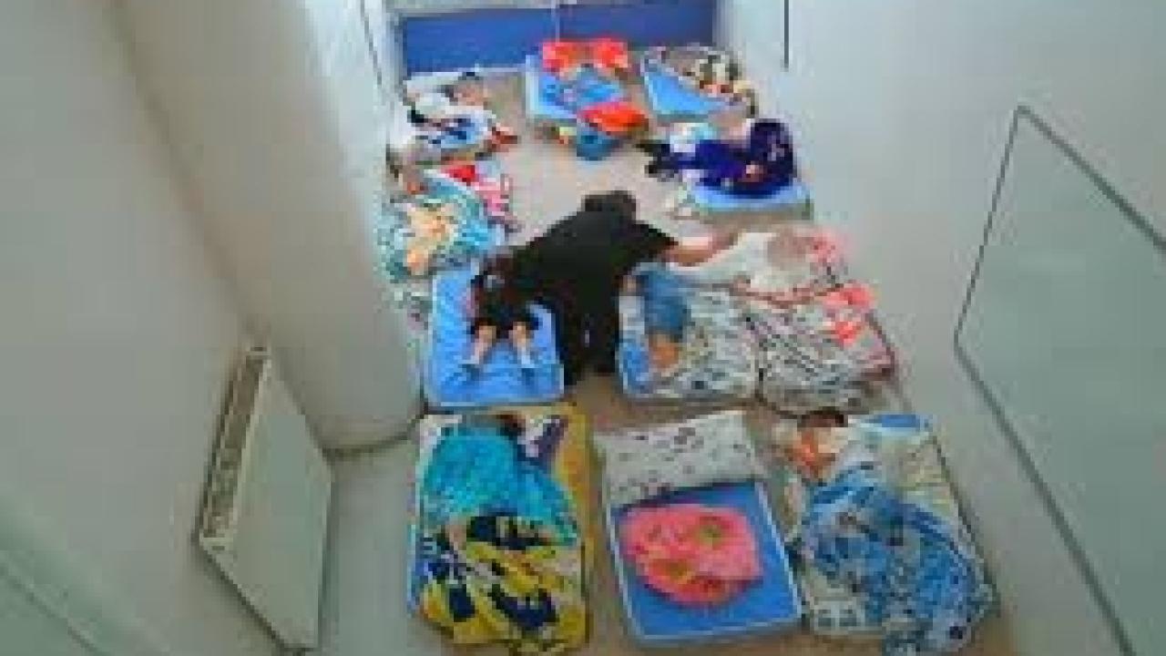 Kadın çalışan anaokulunda çocuklara çubukla vurdu