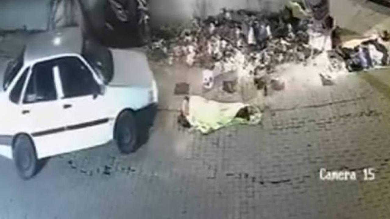 Kaldırımda uyuyanı fark etmedi, üzerinden otomobille geçti