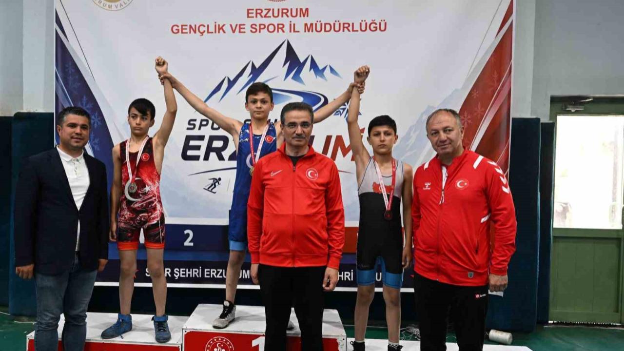 Minikler minderde kozlarını paylaştı