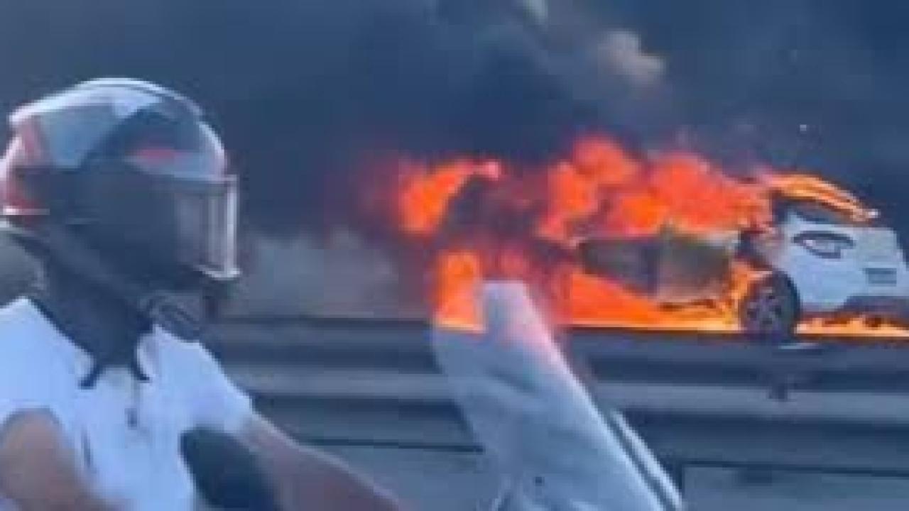 Otoyolda alev alev yanan otomobil kullanılamaz hale geldi
